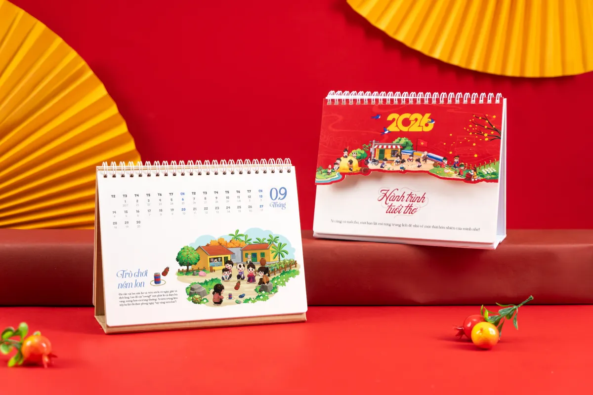 Bộ Lịch để bàn 2026 "Hành trình tuổi thơ" - Vẽ tay độc quyền của Thế Giới In Ấn